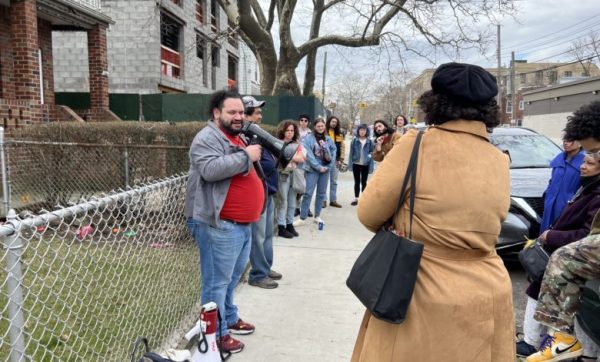 Brooklyn neighborhood rallies for tenant facing landlord harassment