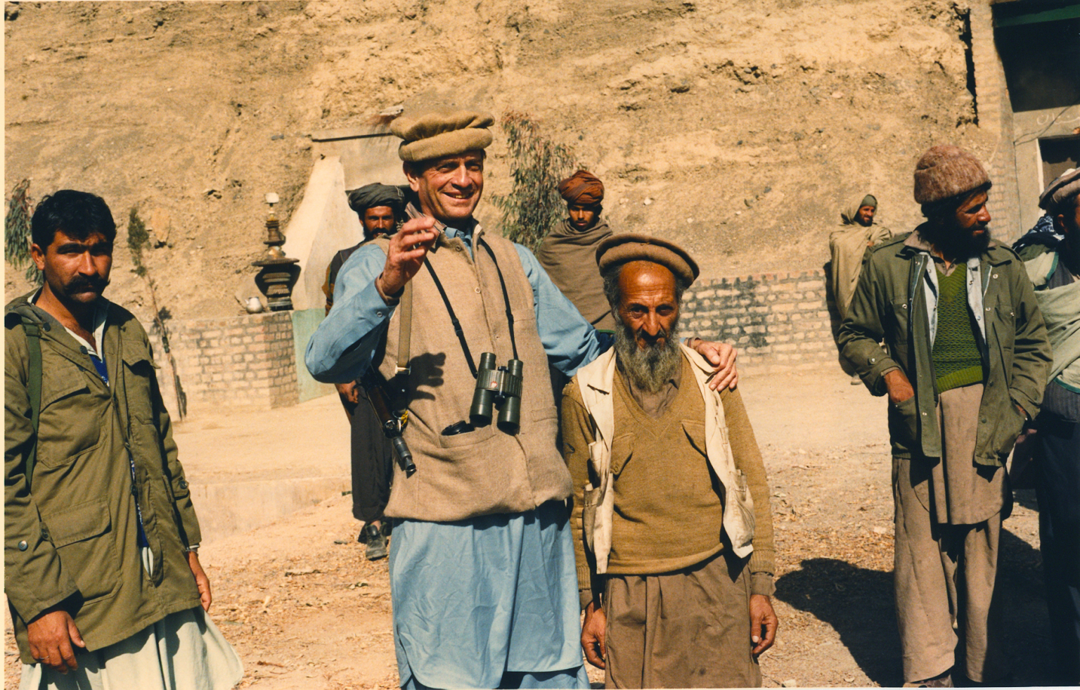 Charlie Wilson (D-TX), 2nd from the left, dressing in Afghan clothing (armed with AKS-74U) with the local Afghan mujahidin