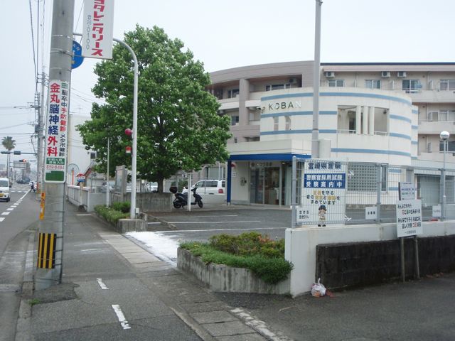 Public building like this neighborhood police station have
lime covering the pavement at the entrances.