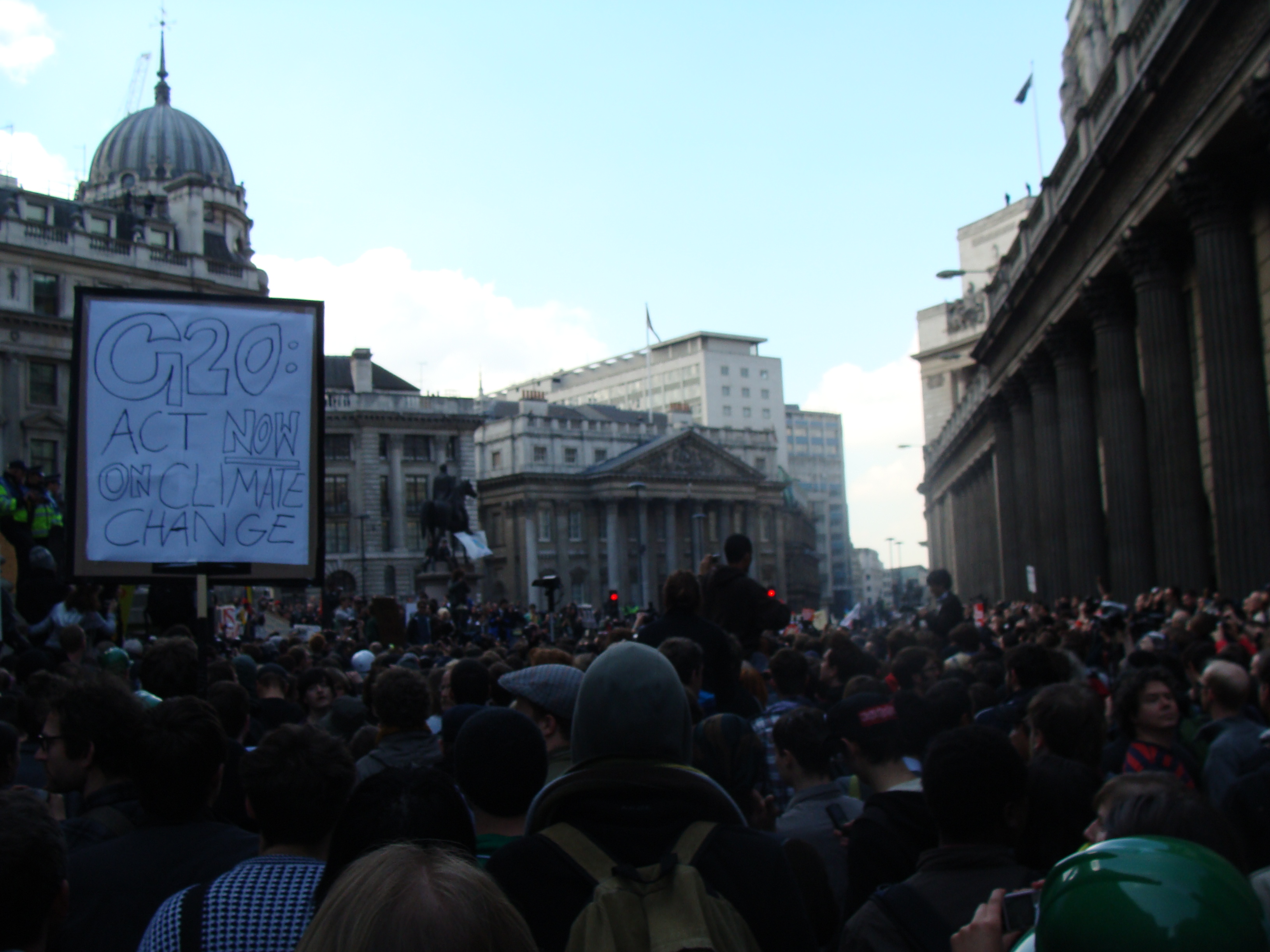 Климатските активисти им се придружуваат на економските демонстранти кои се организираат околу состанокот на Г20 во Лондон.