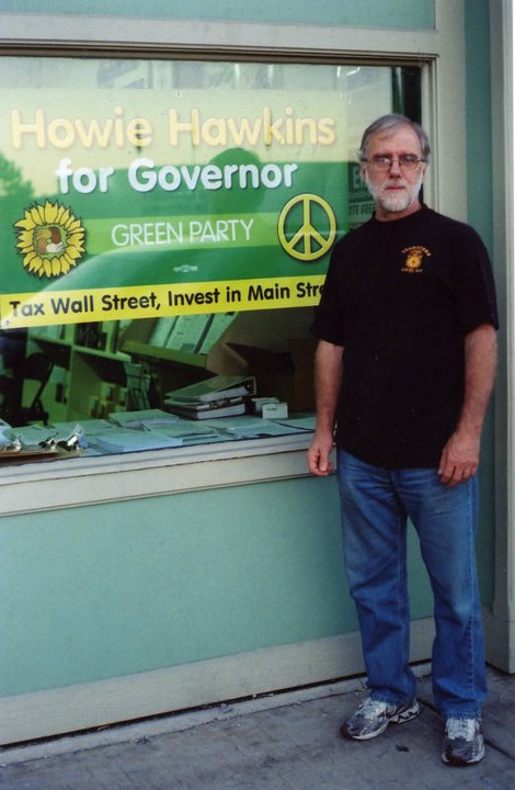 豪伊·霍金斯在錫拉丘茲綠黨辦公室前。