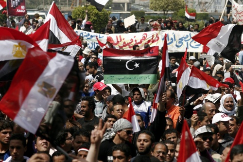 Bandera líbia a la plaça Tahrir